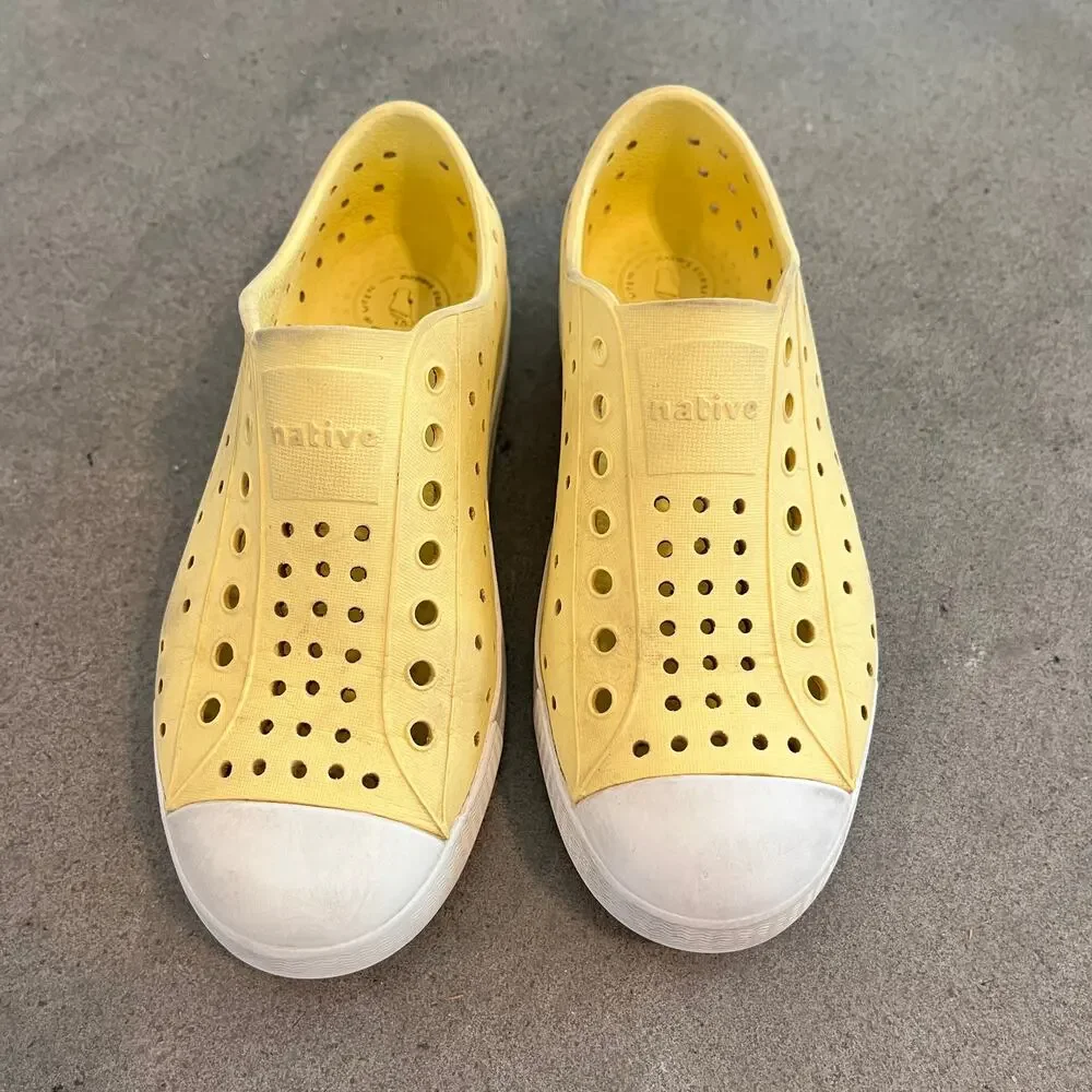 Native Jefferson Yellow slip on water shoes casual gender neutral youth size 1